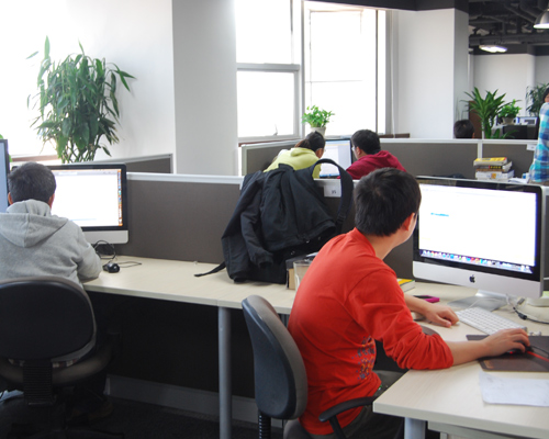 米聊內(nèi)部隨處可見(jiàn)的辦公屏風(fēng)辦公桌